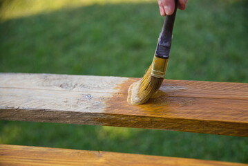 Holzbearbeitung durch lasieren und streichen mit Pinsel