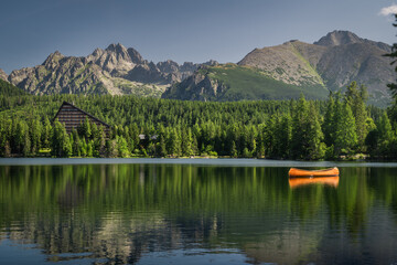 Szczyrbskie Jezioro na Słowacji, Widok na szczyty Tatr  © Piotr Szpakowski