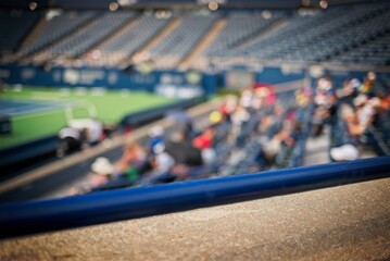 Obraz premium Blurred View of a Tennis Court with Spectators
