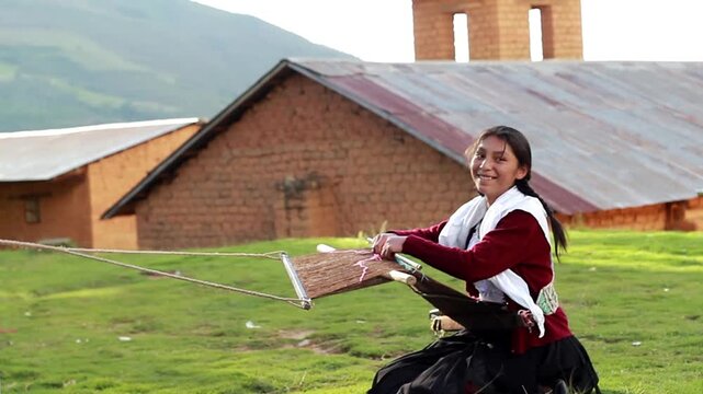Mujer peruana campesina atractiva  trabajando en la producci&oacute;n tradicional de tejido de manta lana hecha a mano.Cercano al tejido en Per&uacute;.