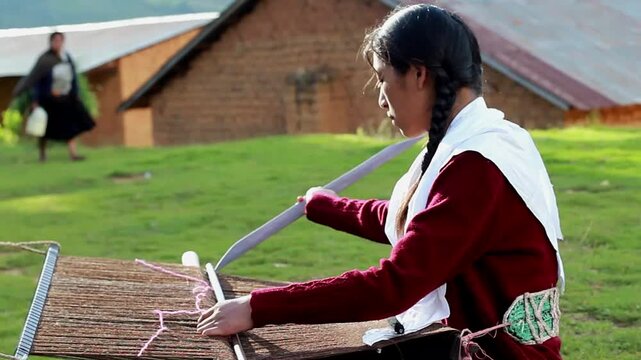 Mujer peruana campesina atractiva  trabajando en la producci&oacute;n tradicional de tejido de manta lana hecha a mano.Cercano al tejido en Per&uacute;.