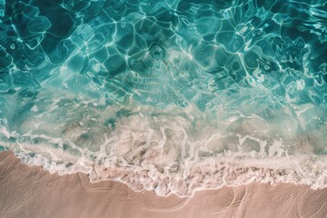 Obraz premium Aerial view of the ocean with waves and coastline visible