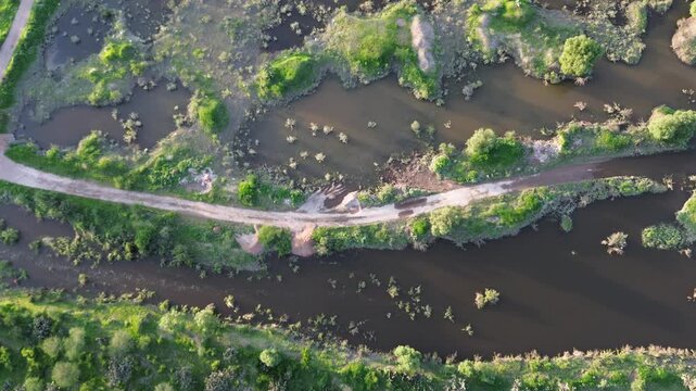 Experiencia aerea en drone que logra captar r&iacute;os contaminados en un desierto. Aqu&iacute; se encuentra el tri&aacute;ngulo de &aacute;rboles, charcos y lagos que un d&iacute;a fueron azules.