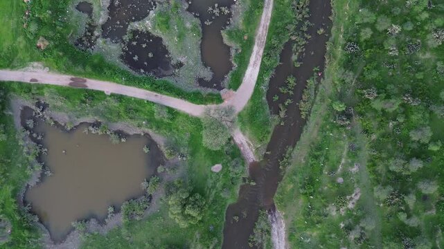 Experiencia aerea en drone que logra captar r&iacute;os contaminados en un desierto. Aqu&iacute; se encuentra el tri&aacute;ngulo de &aacute;rboles, charcos y lagos que un d&iacute;a fueron azules.