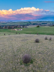 Obraz premium Sunset views over rural farmland with clouds