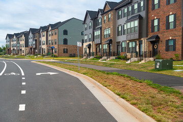 Obraz premium Area of ​​modern 3-storey apartment or condominium building in a suburban location.