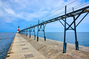 Obraz premium Lighthouse and Pier on Lake Michigan Low Angle Perspective
