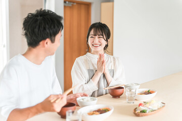 家で食事をして妻を褒める夫婦・カップル（美味しい・自炊）
