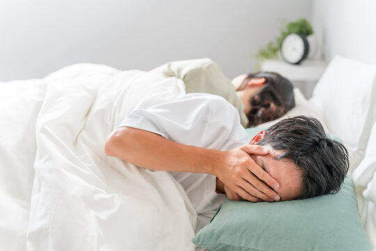 夫婦喧嘩中の夫婦のベッドルーム（心配事・隠し事）
