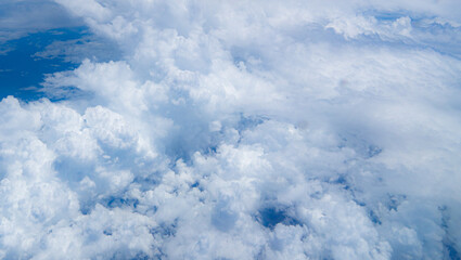 Vista sobre el cielo cubierto de nubes