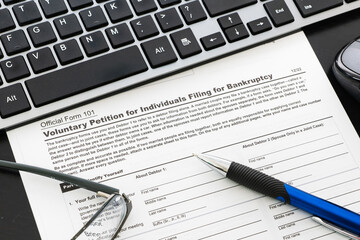 Obraz premium Close up of a bankruptcy form on desk with keyboard, mouse and pen