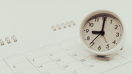 時計とカレンダー　白背景　スケジュール管理