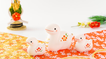 巳年の年賀状素材｜白蛇の親子と門松