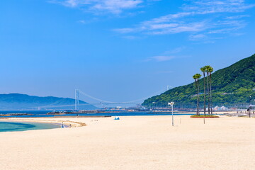 初夏の須磨海水浴場の風景（前方に淡路島・明石海峡大橋が見えます）神戸市須磨区須磨海浜公園にて