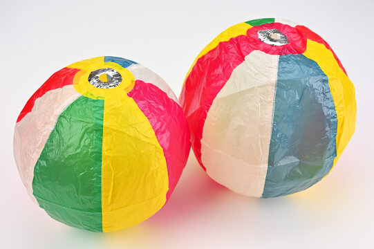 カラフルな紙ふうせんが2つ01