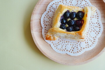 摘みたてのブルーベリーを使って焼いた、手作りのブルーベリーパイ。