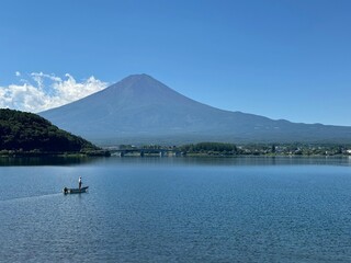 Paisaje sereno en el verano en japon, destacando un pescador frente al imponente Monte Fuji.