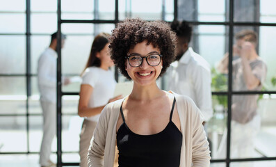 Fototapeta premium business woman with her staff in background at office