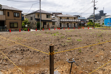 住宅街の空き家を取り壊し更地にした土地 © captainT