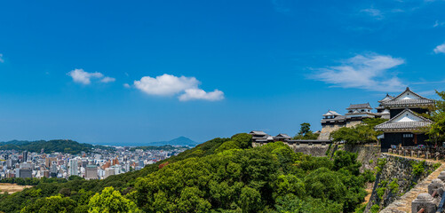松山城_現存12天守の一つを持つ城、城山公園全体が国の史跡になっているほか、21棟が重要文化財である