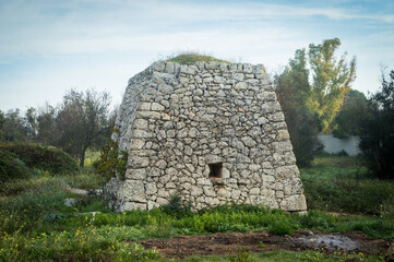 Una patata, tipica costruzione rurale del Salento, nella campagna lungo il Cammino del Salento che da Lecce porta a Santa Maria di Leuca