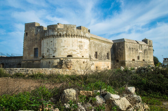 Panorama del castello del borgo fortificato di Acaya lungo il Cammino del Salento che da Lecce porta a Santa Maria di Leuca