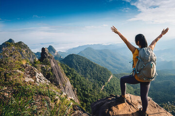 Naklejka premium 山に登る女性