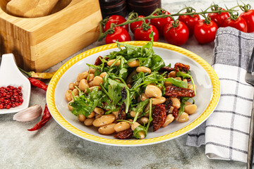 White canned beans with arugula and dry tomatoes