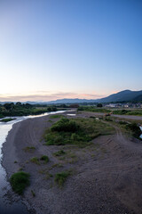 夕暮れ時の美しい川風景