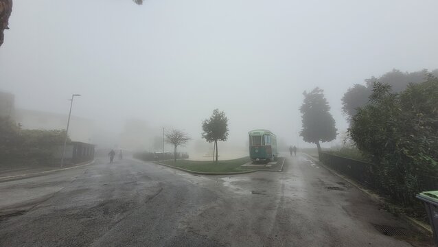 Piazza nella nebbia