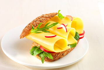 Gouda mittelalt, Käsesandwich, Brötchen, Rucola, Radieschen, 