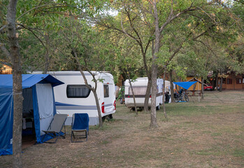mobilny dom w podróży na kampingu © siwyk