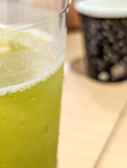 しずくの付いた緑茶のカップ