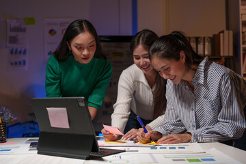 Obraz premium Investment finance concept, group of business people pointing to the graph Business Advisory Meetings and Strategic Brainstorming financial analysis investment and marketing new business project.