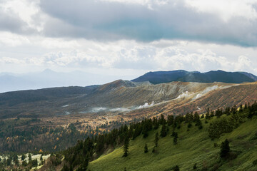 Fototapeta premium 渋峠から見る芳ヶ平湿原と水蒸が上がる草津白根山【上信越高原国立公園・日本国道最高地点】日本群馬県・10月
