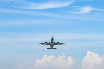 空港を離陸する飛行機