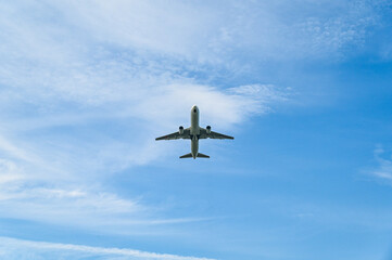 空港を離陸する飛行機