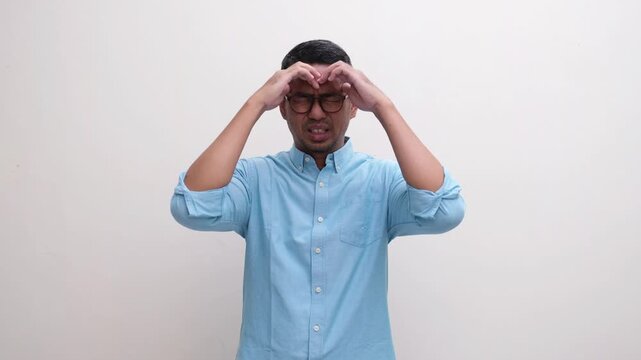 A man showing stressed and got headache