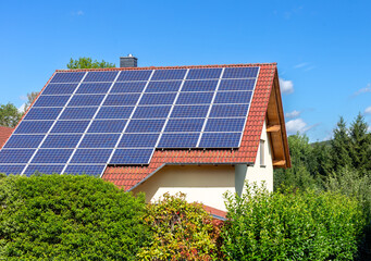 Ekologiczne Domy z Nowoczesnymi Panelami Słonecznymi na Dachu – Efektywne Rozwiązania Energetyczne dla Zrównoważonej Przyszłości