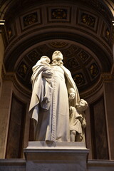 Statue de saint Vincent de Paul à l'église de la Madeleine à Paris. France