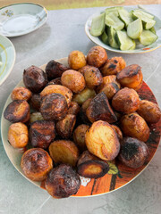 Obraz premium Whole potatoes, deep-fried. With a golden crust.
