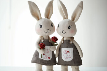 Obraz premium Hasenpärchen aus Plüsch mit langen Ohren