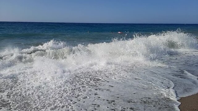 zeitlupe, die mit dem Rauschen der sandigen K&uuml;ste und den sch&auml;umenden Wellen auf der Insel Kreta in Griechenland 2023 abst&uuml;rzt