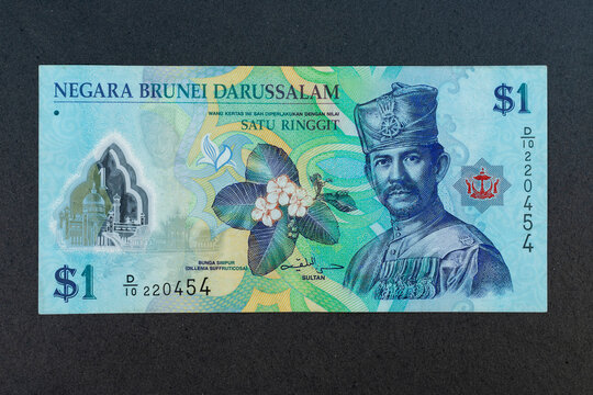 Brunei new 1 dollar polymer banknote featuring Sultan Hassan al-Bolkiah and Mosque.