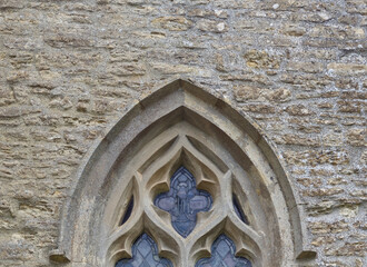 Obraz premium Stonework around the top of a stained glass window in a church. 