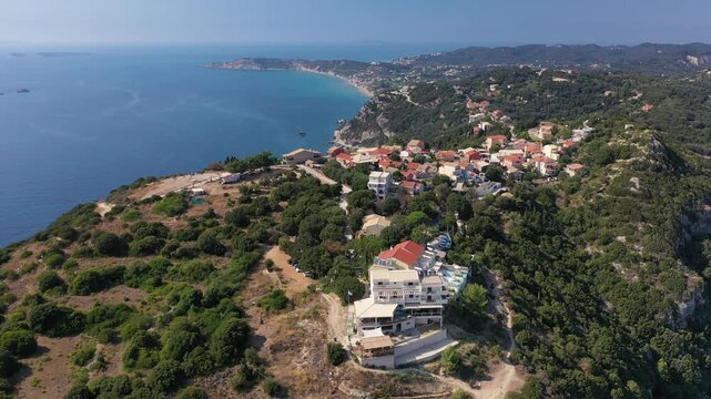 Flug &uuml;ber das Dorf Porto Timoni auf der Insel Korfu