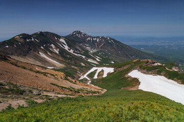 Fototapeta premium 上ホロカメットク山への登山道からの残雪の富良野岳 ６月の北海道