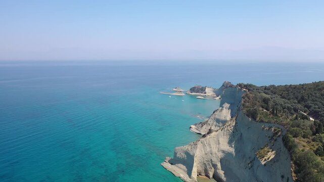 Flug vorbei am Kap Drastis auf der Insel Korfu. Flight past Cape Drastis on the island of Corfu. 