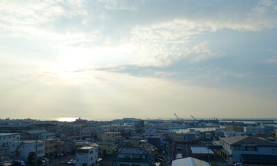 焼津の街に昇る朝日