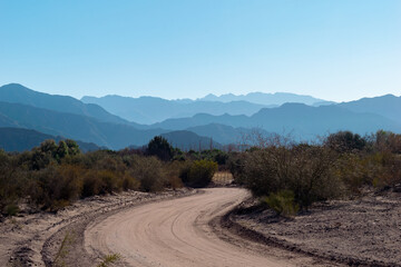 Sendero entre montañas con perspectiva atmosferica.
